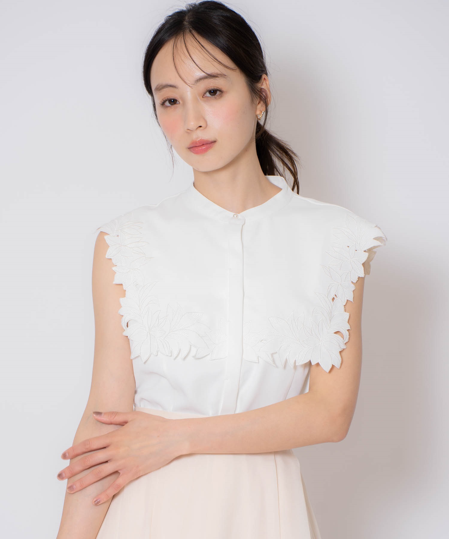 【予約】刺繍カラーブラウス(01オフホワイト-フリー-7月下旬ごろのお届け)
