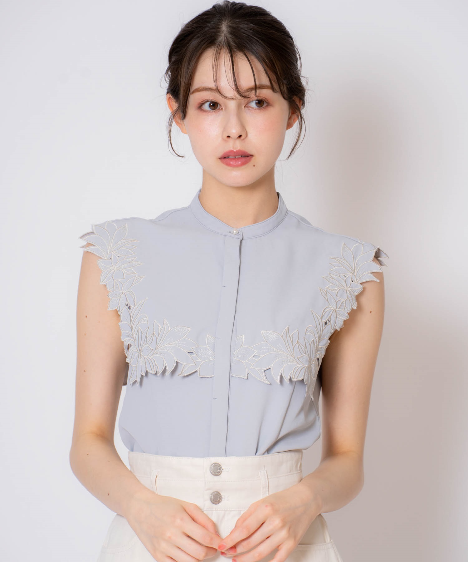 【予約】刺繍カラーブラウス(72サックス-フリー-7月下旬ごろのお届け)