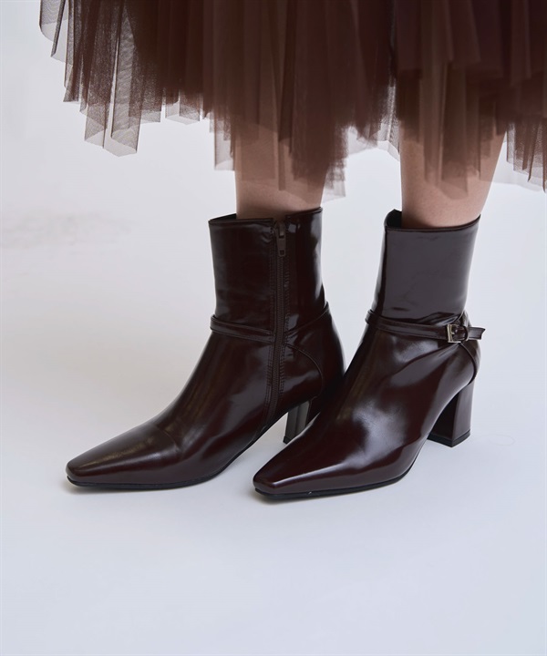 ベルトデザインショートブーツ