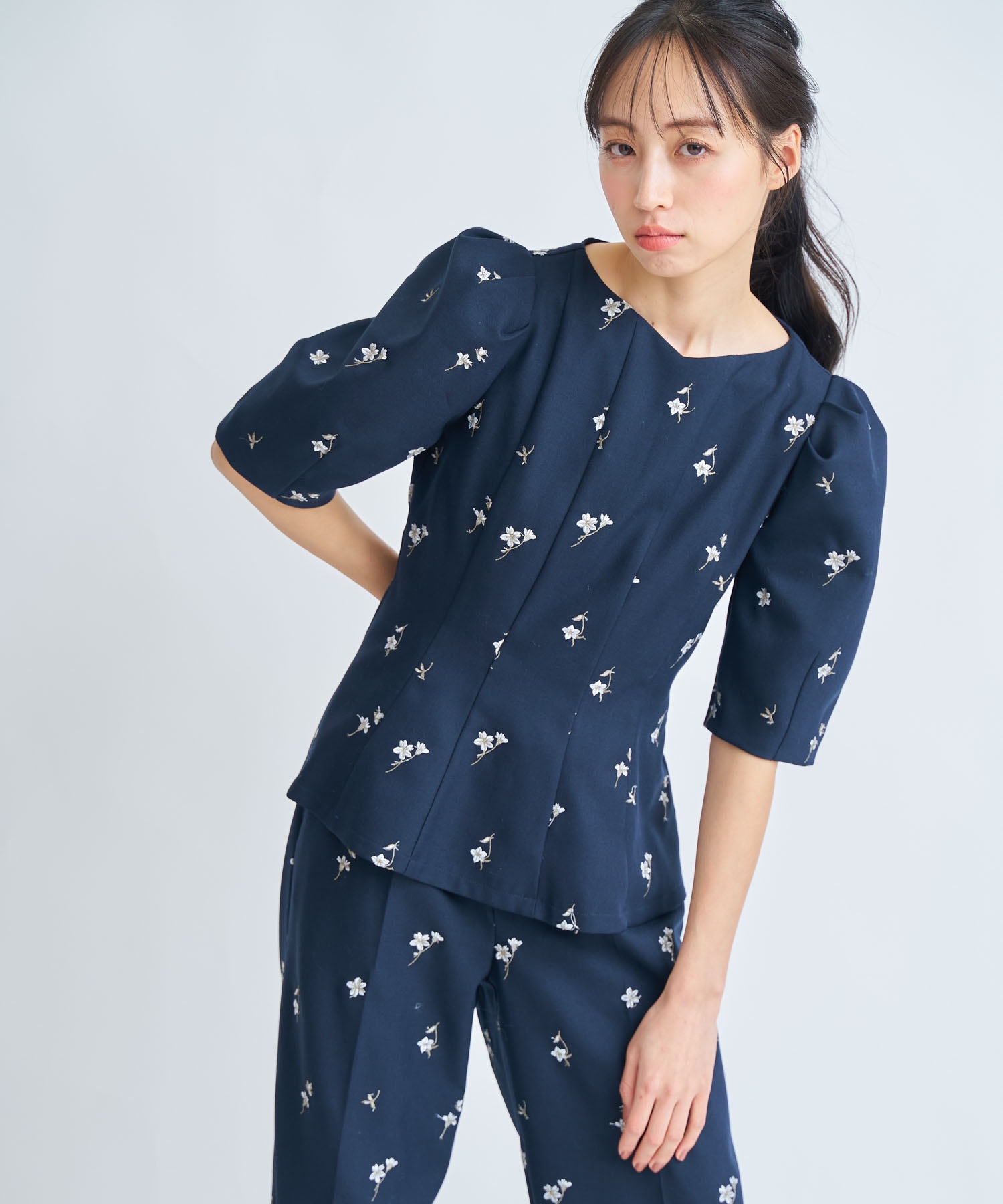 【予約】【Premium】フラワー刺繍ブラウス(70ネイビー-フリー-3月下旬ごろのお届け)