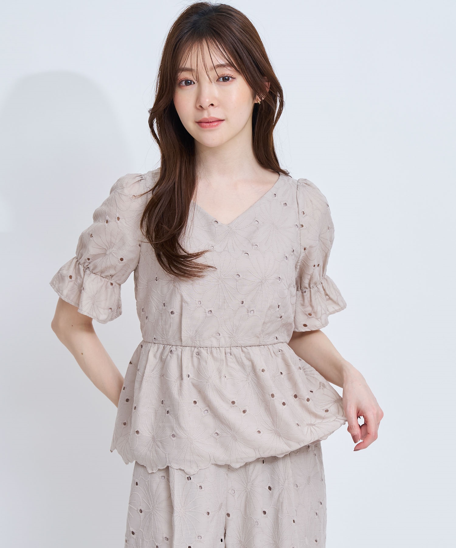 【予約】フラワー刺繍ペプラムブラウス(82ベージュ-フリー-4月下旬ごろのお届け)