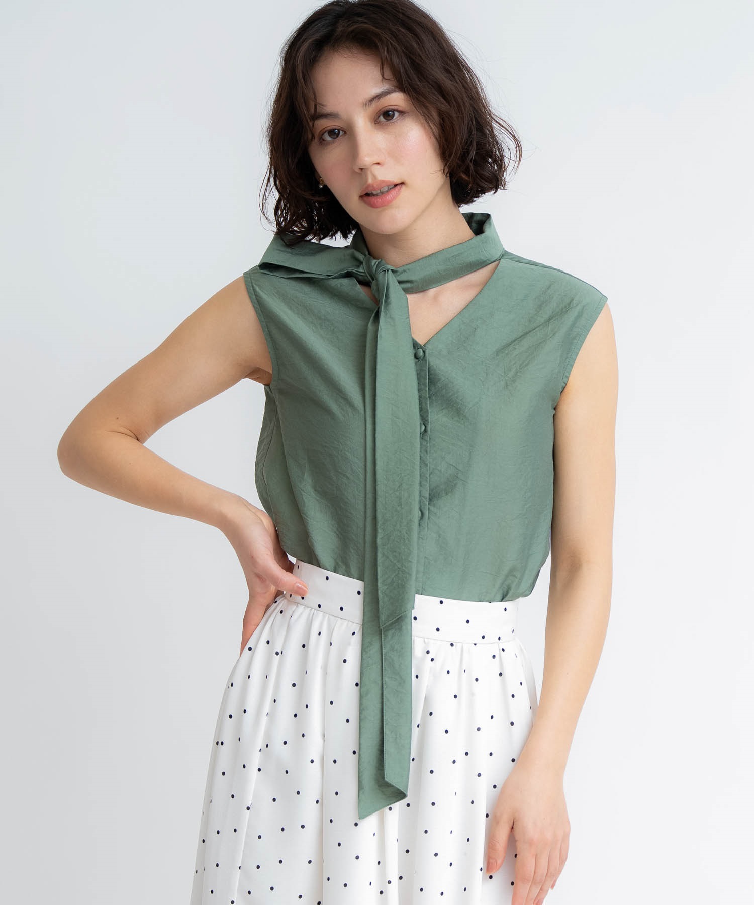 【予約】２ＷＡＹリボンシアーノースリブラウス(61グリーン-フリー-5月下旬ごろのお届け)