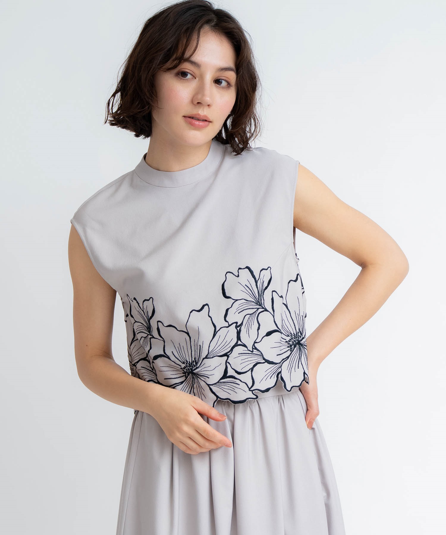 【予約】フラワー刺繍ノースリブラウス(82ベージュ-フリー-5月下旬ごろのお届け)