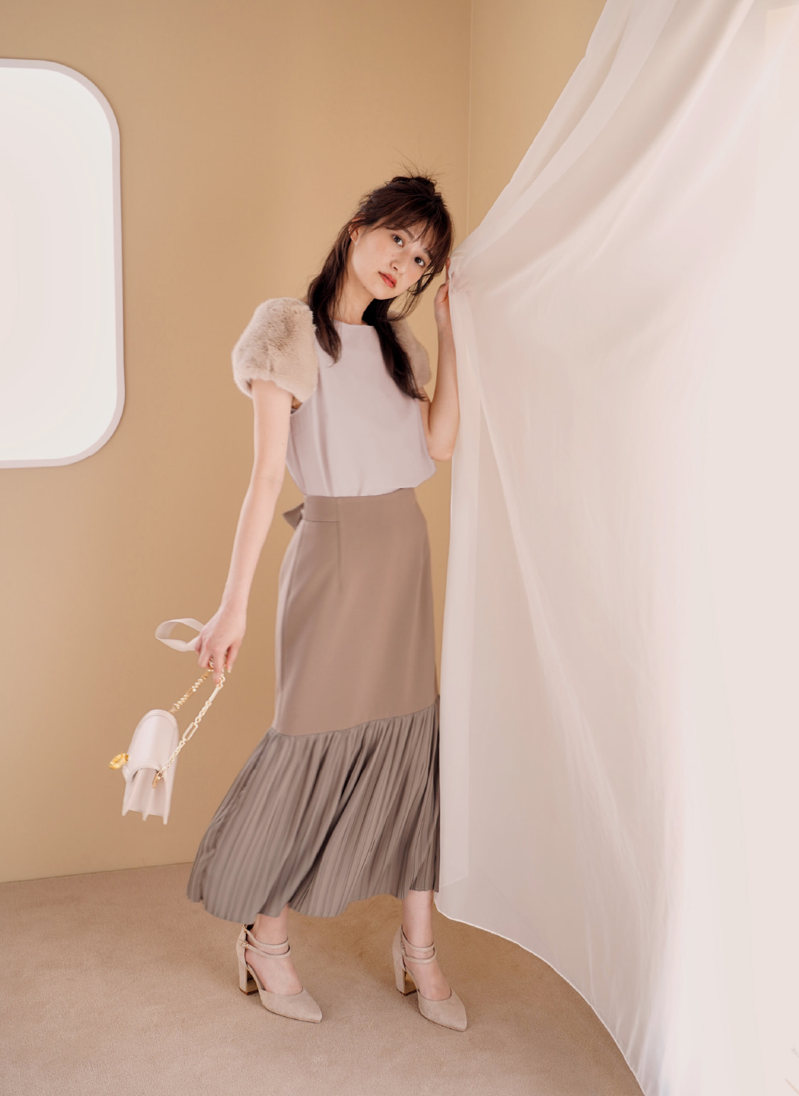 blouse ¥10,450 / skirt ¥13,200 / bag ¥13,750 / shoes ¥13,200
