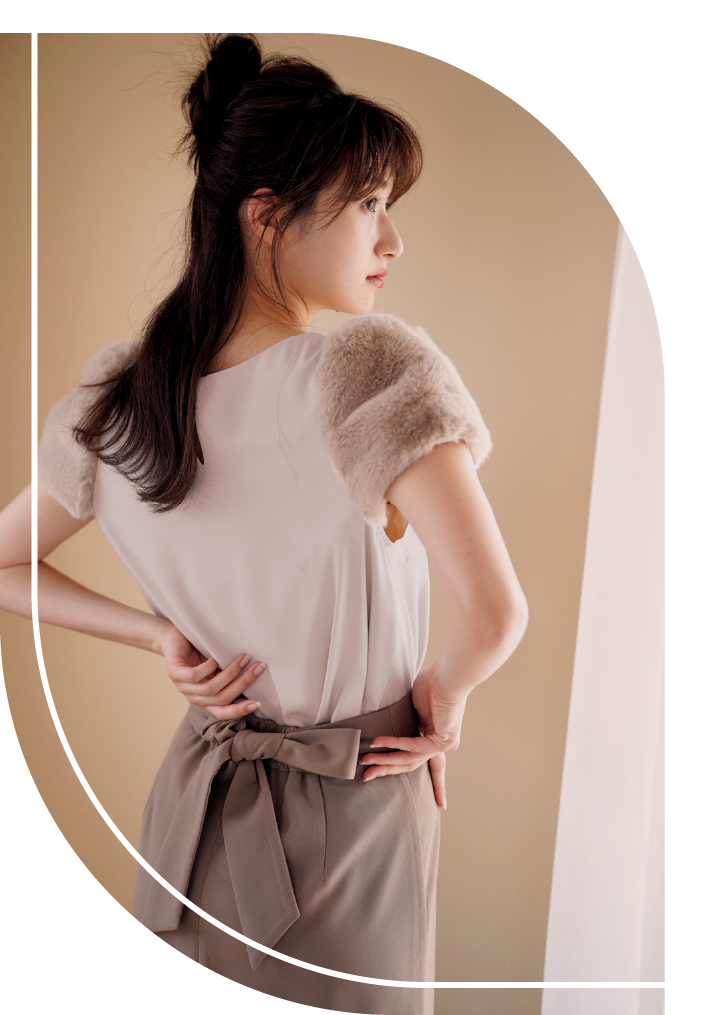 blouse ¥10,450 / skirt ¥13,200 / bag ¥13,750 / shoes ¥13,200