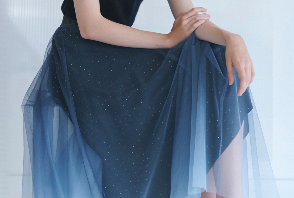 黒いドレスのモデル画像