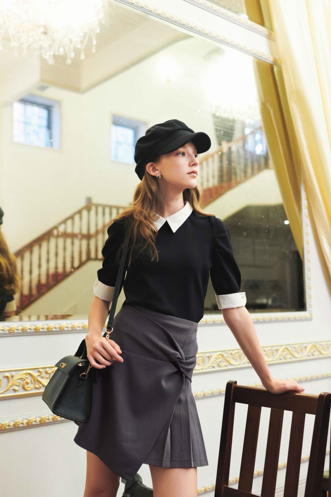 黒シャツ、ミニスカート、黒いハットのモデル画像