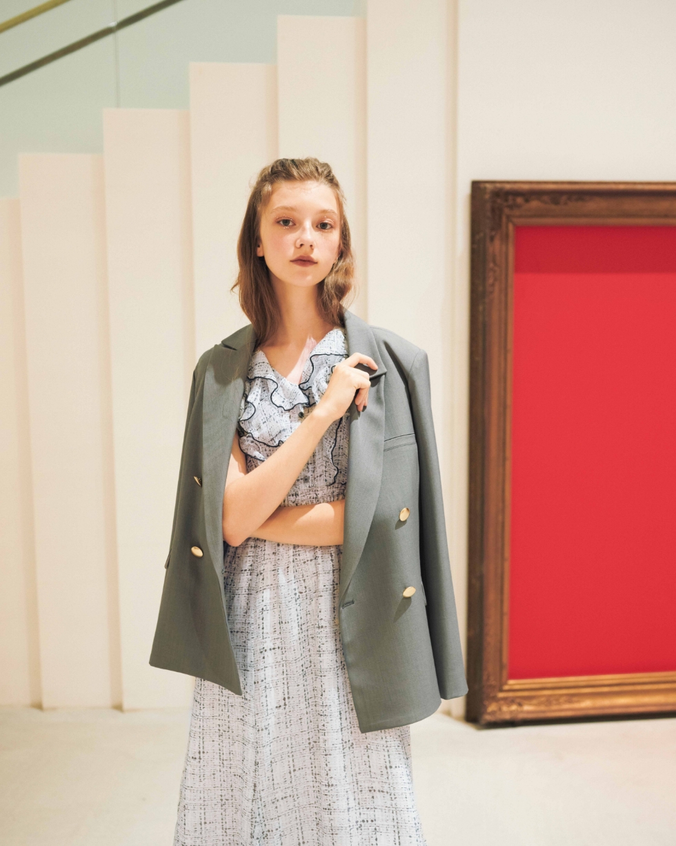 グレーのジャケットのモデル画像