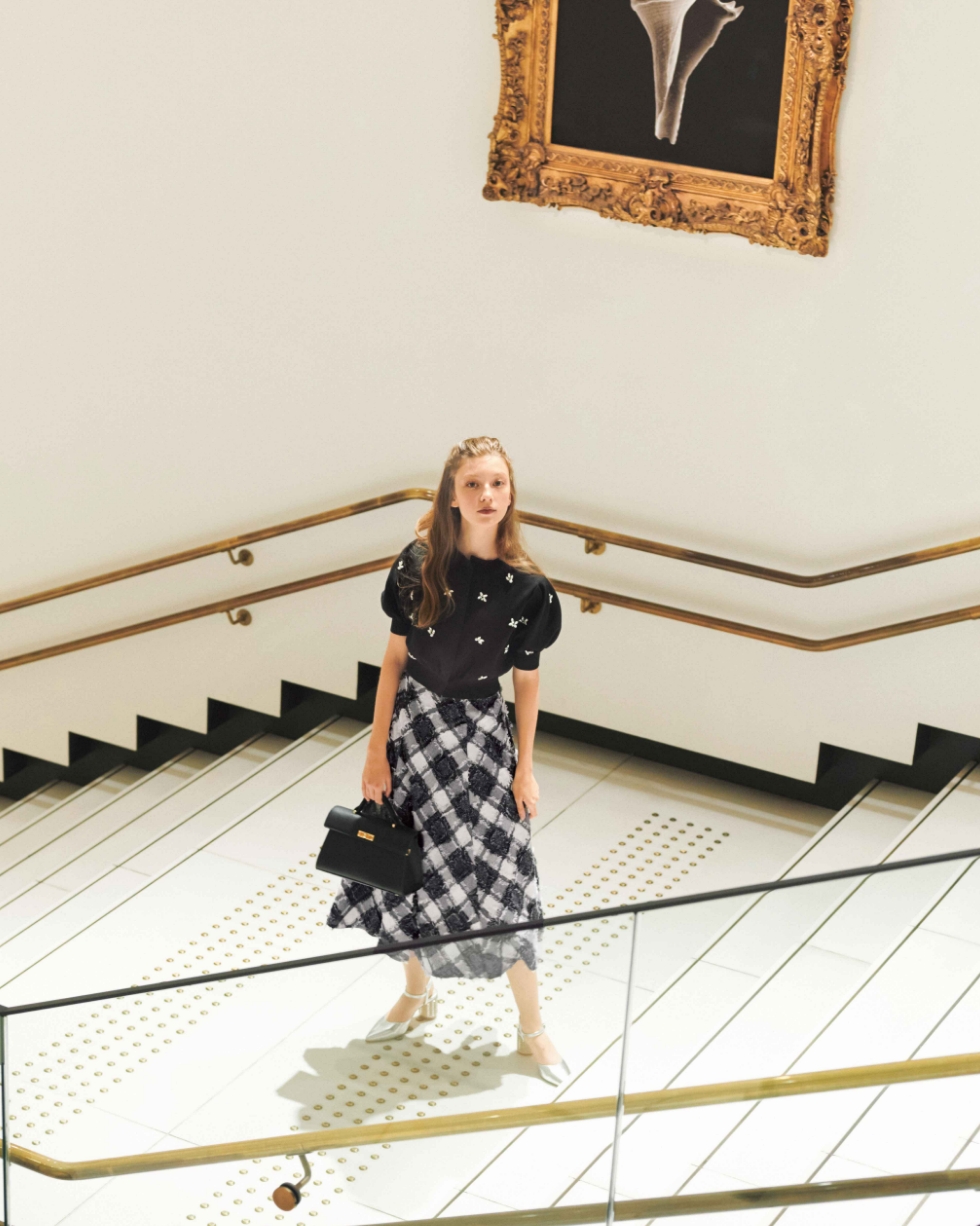 黒のトップス、スカートを履いたモデル画像