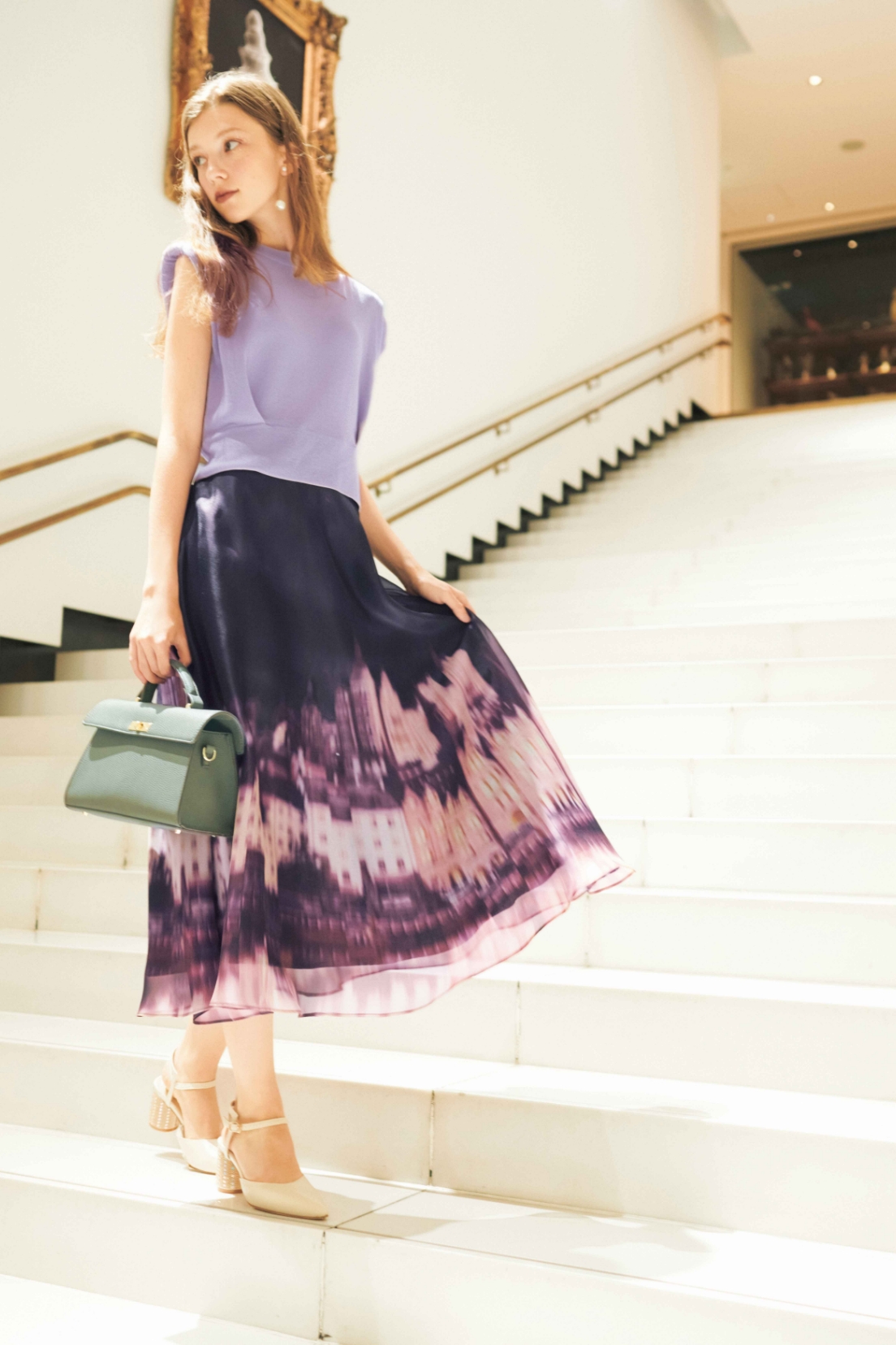 ピンクのトップスのモデル画像