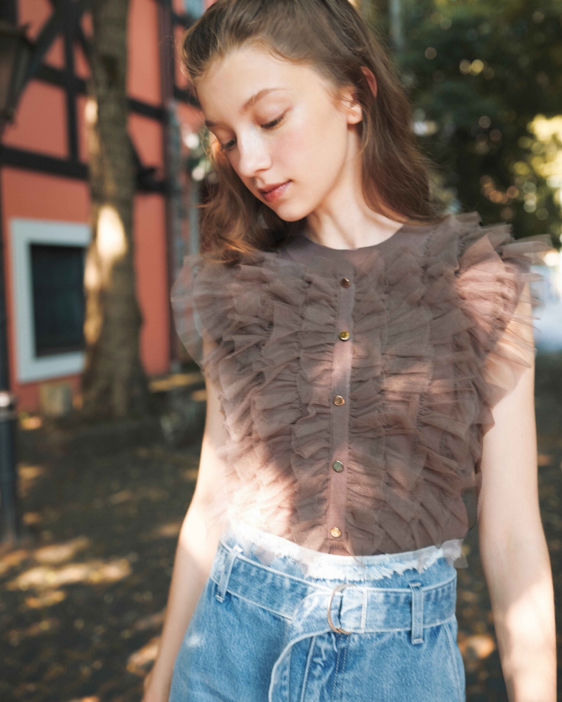 ベージュのトップスのモデル画像