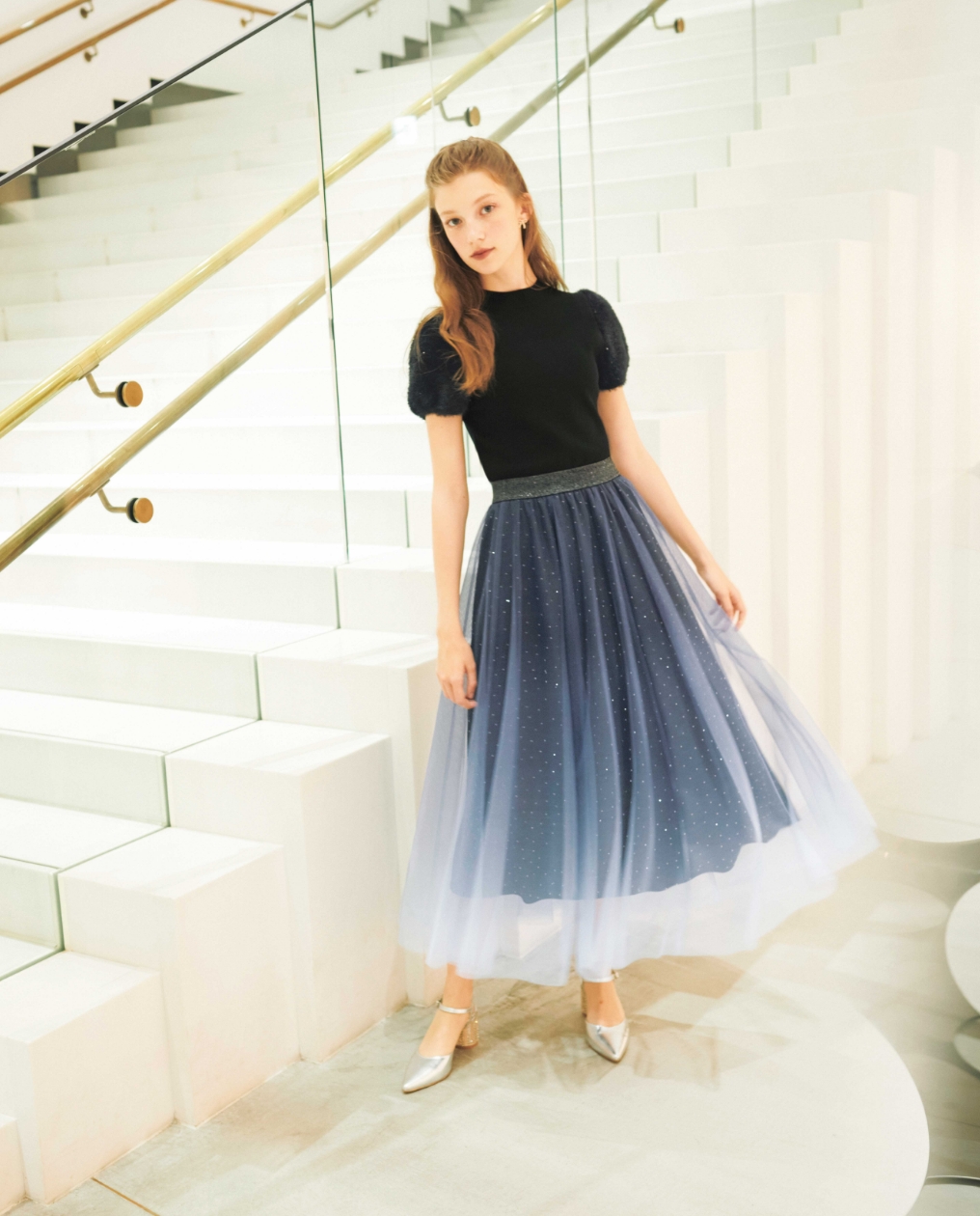 黒のトップスのモデル画像