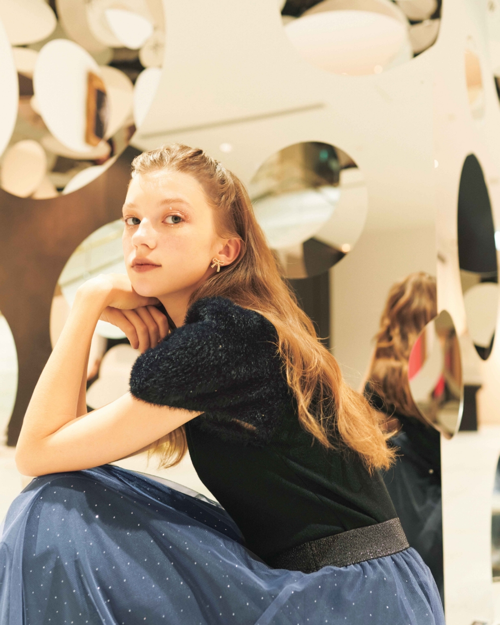 黒のトップスのモデル画像