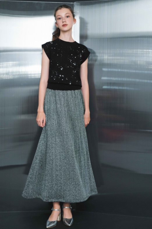 黒のトップスのモデル画像