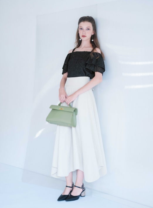 黒のトップスのモデル画像