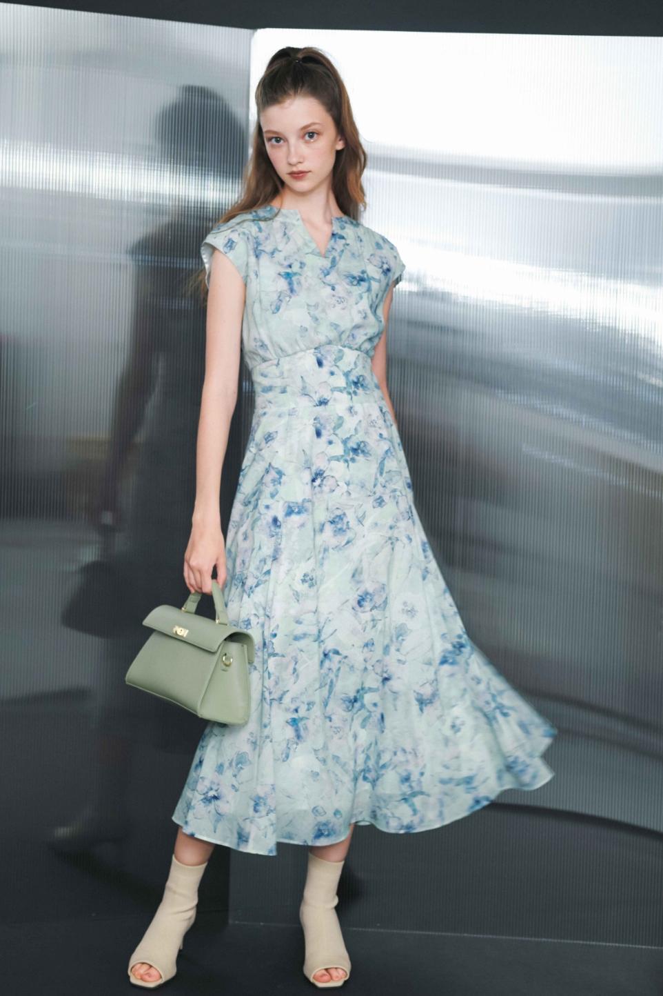 白のワンピースのモデル画像