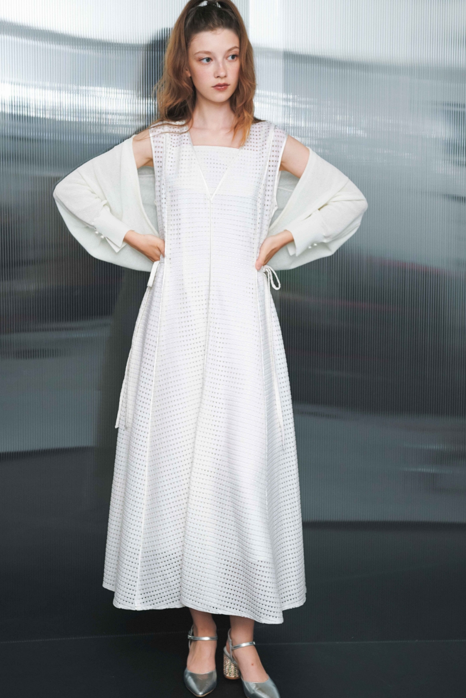 白のワンピースのモデル画像
