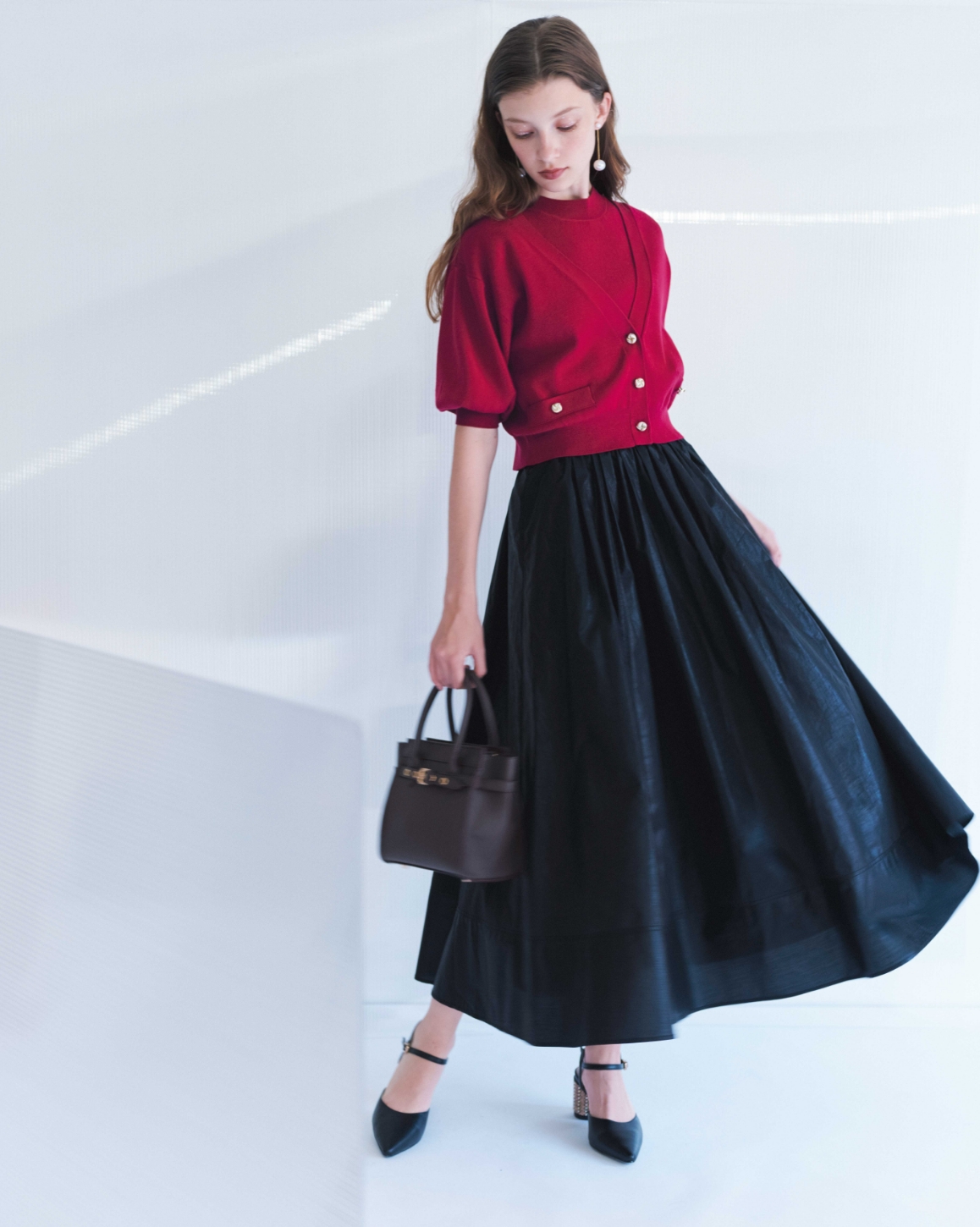 赤のトップスのモデル画像