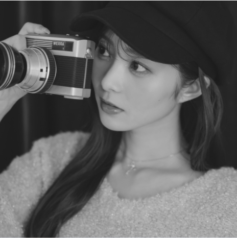 松川星さん全身 レトロ風