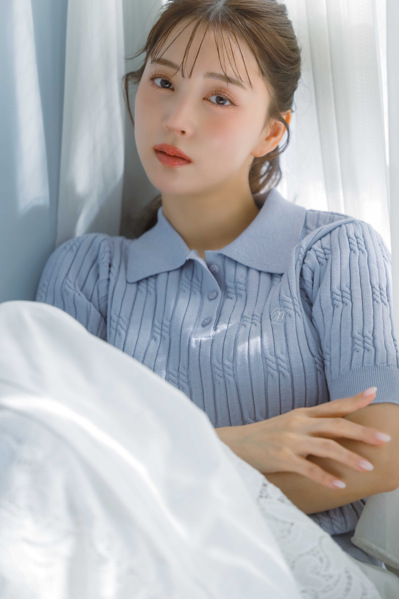ケーブルニットポロ・レース切替スカート・チュールハンドルかごバッグ・キラキラスニーカーサンダルを着用した女性