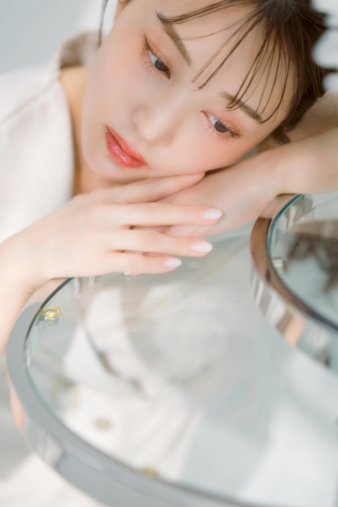 フリンジツイードワンピース・チュールハンドルかごバッグ・チュールフラワー2wayジュートサンダルを着用した女性