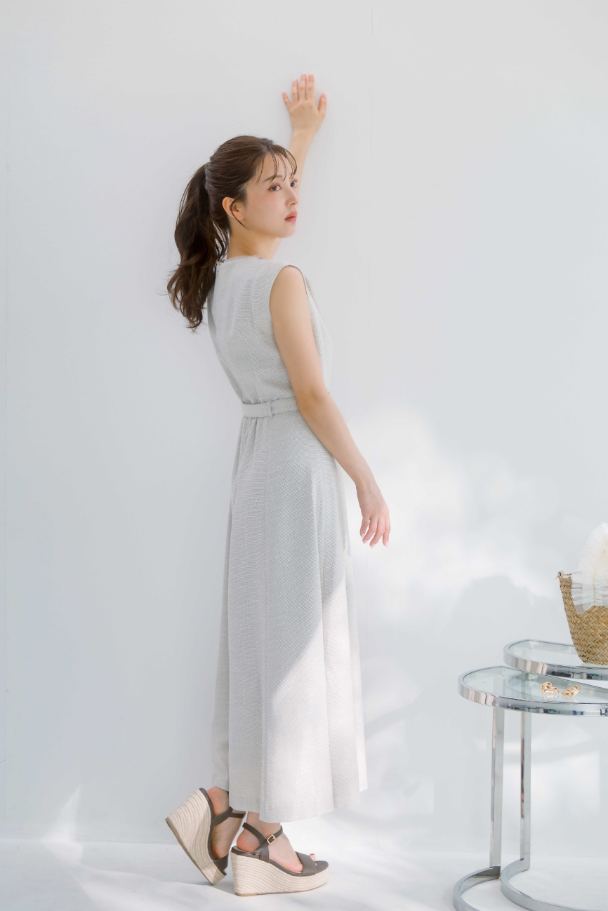 フリンジツイードワンピース・チュールハンドルかごバッグ・チュールフラワー2wayジュートサンダルを着用した女性