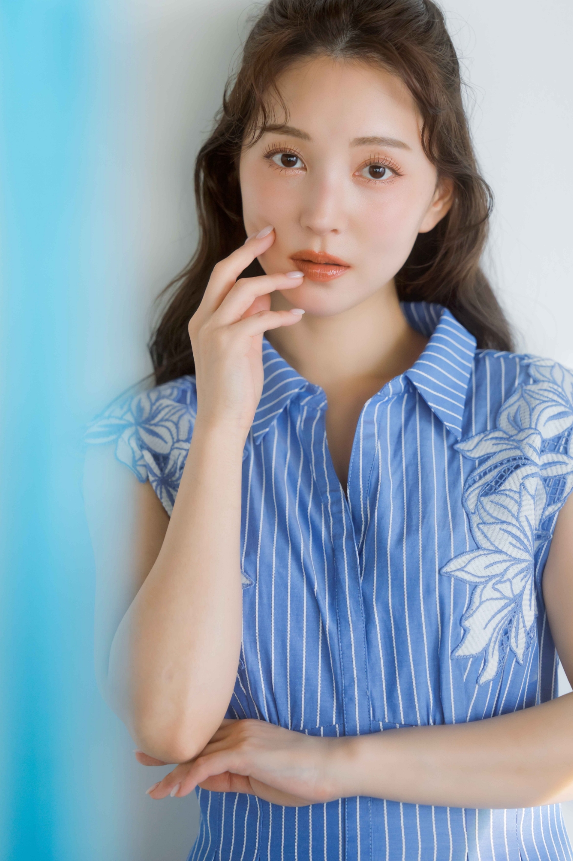 エンブロイダリーストライプワンピ・ナローストラップサンダルを着用した女性