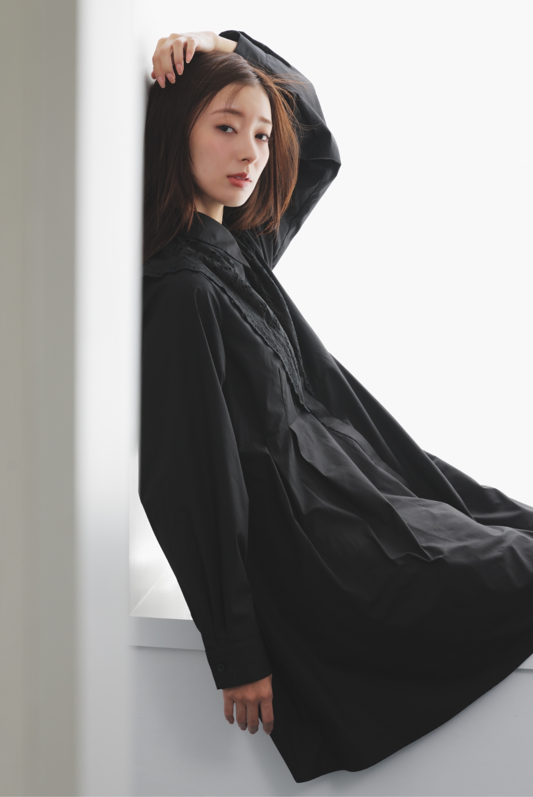 エンブロイダリーミニシャツワンピースを着用した女性