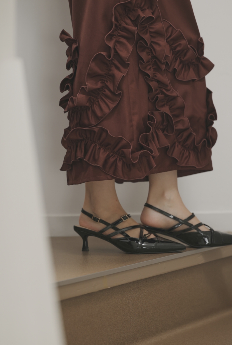 ストラップバックスリングパンプスを着用した女性の足元