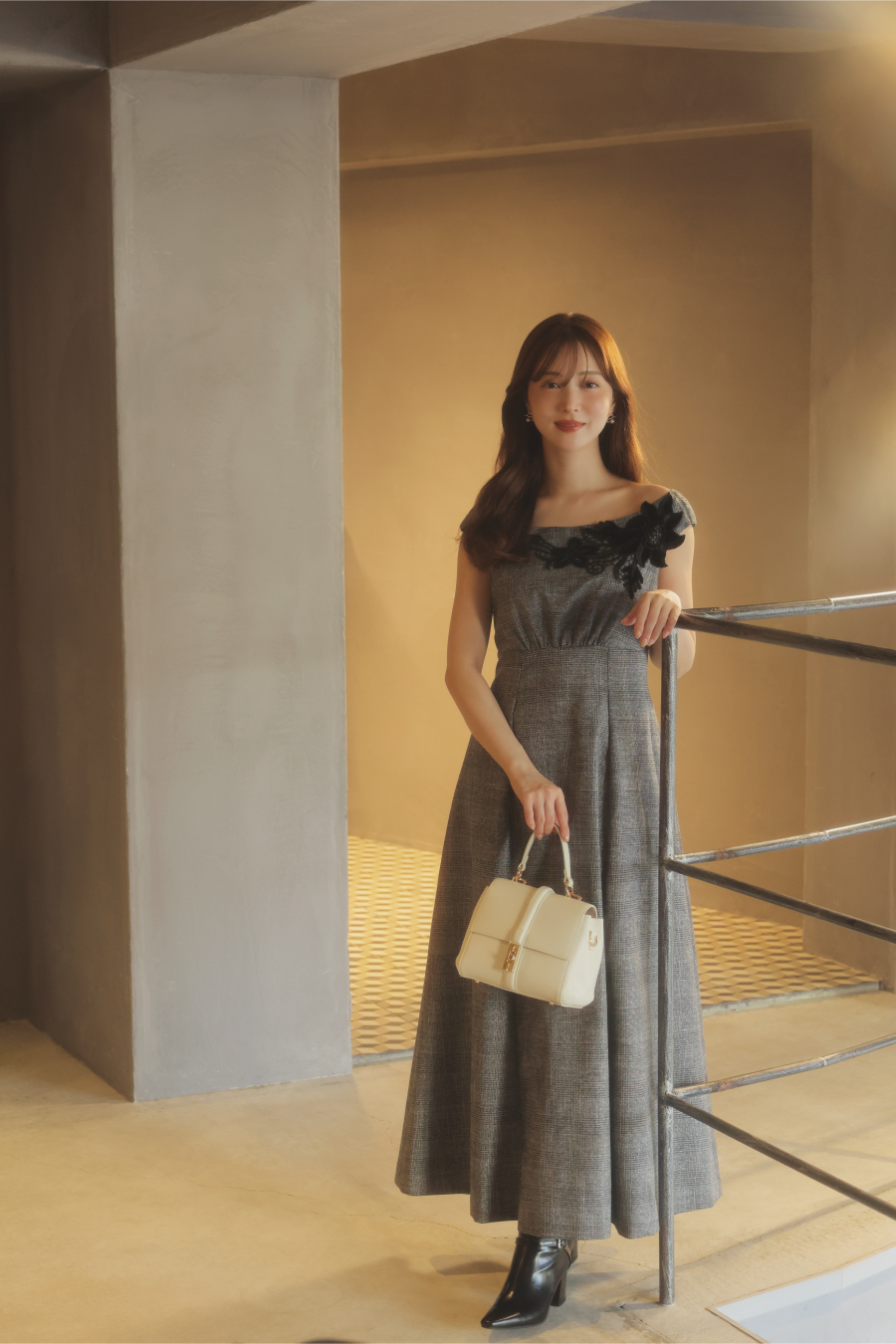 ベロアレースチェックワンピース・ベルトデザインショートブーツ・ワンハンドル２ＷＡＹファーフラップバッグ・サークルモチーフピアスを着用した女性