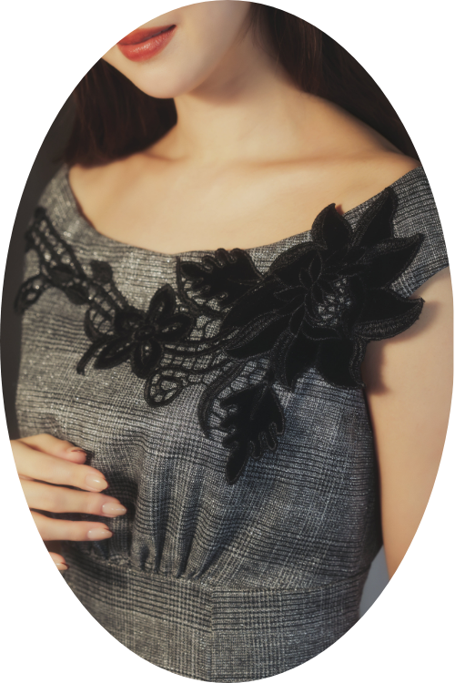 ベロアレースチェックワンピースを着用した女性のアップ