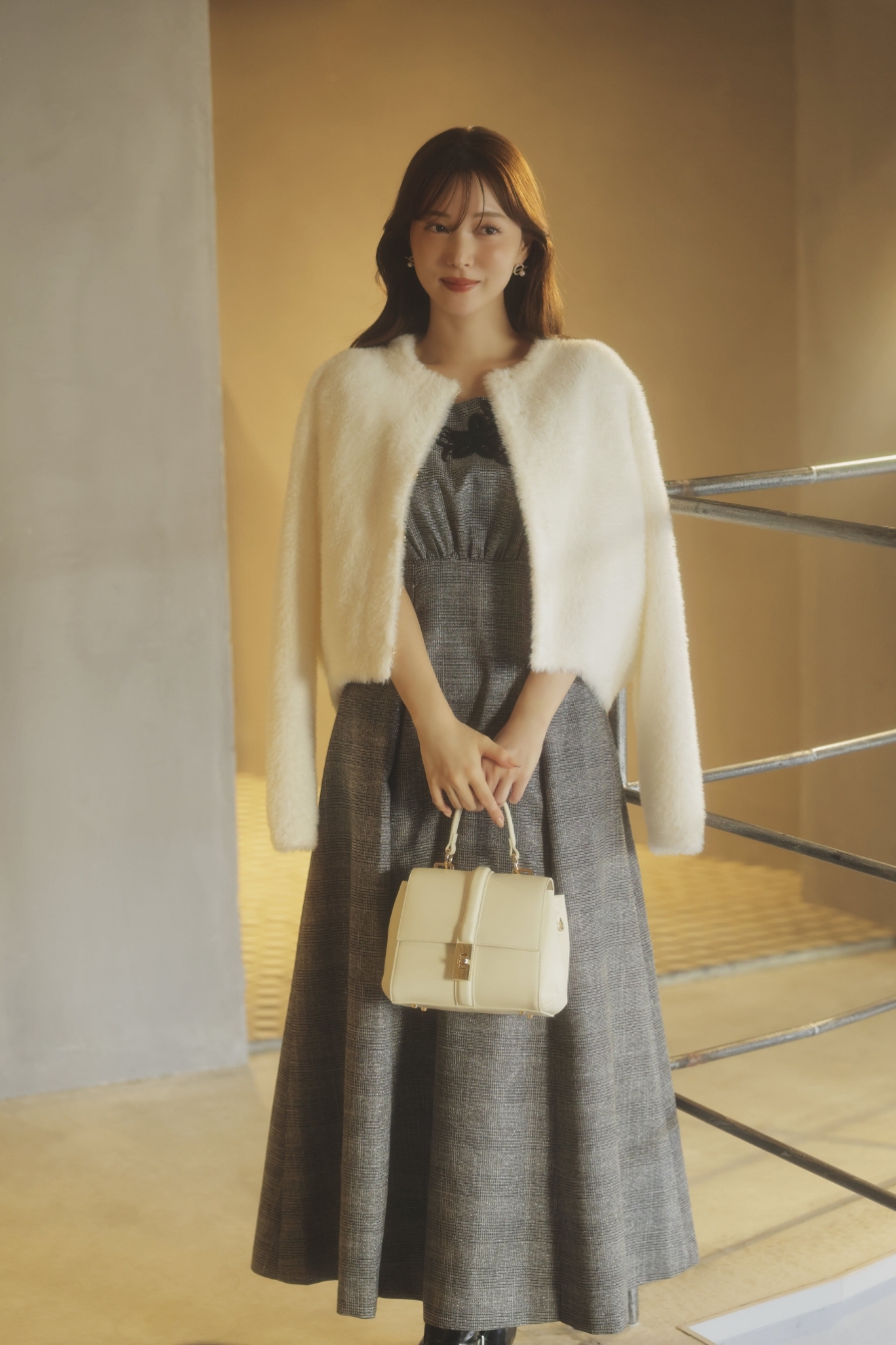 ベロアレースチェックワンピース・シャギーニットジャケット・ベルトデザインショートブーツ・ワンハンドル２ＷＡＹファーフラップバッグ・サークルモチーフピアスを着用した女性