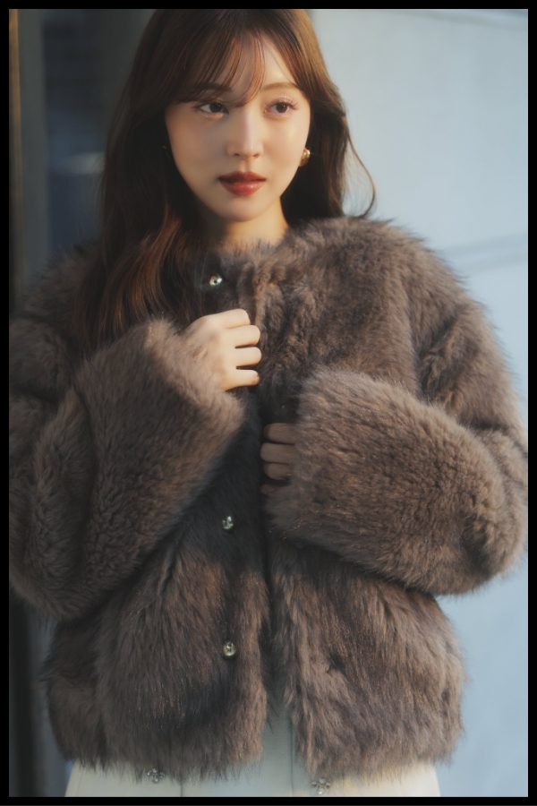 ゴールドボタンファージャケット・ベロアドレープトップス・ワイドタックビジュースカート・ベルトデザインショートブーツを着用した女性