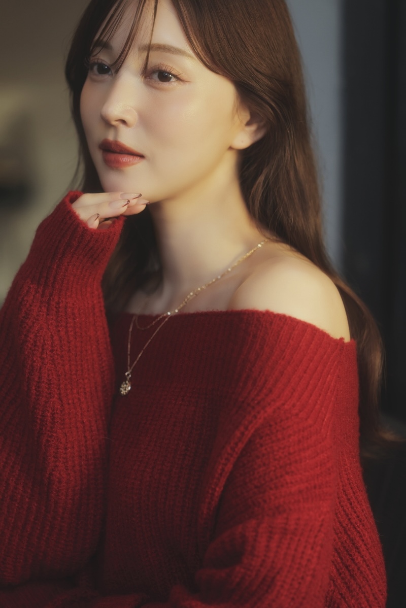 2WAYオフショルニット・2連コインネックレスを着用した女性