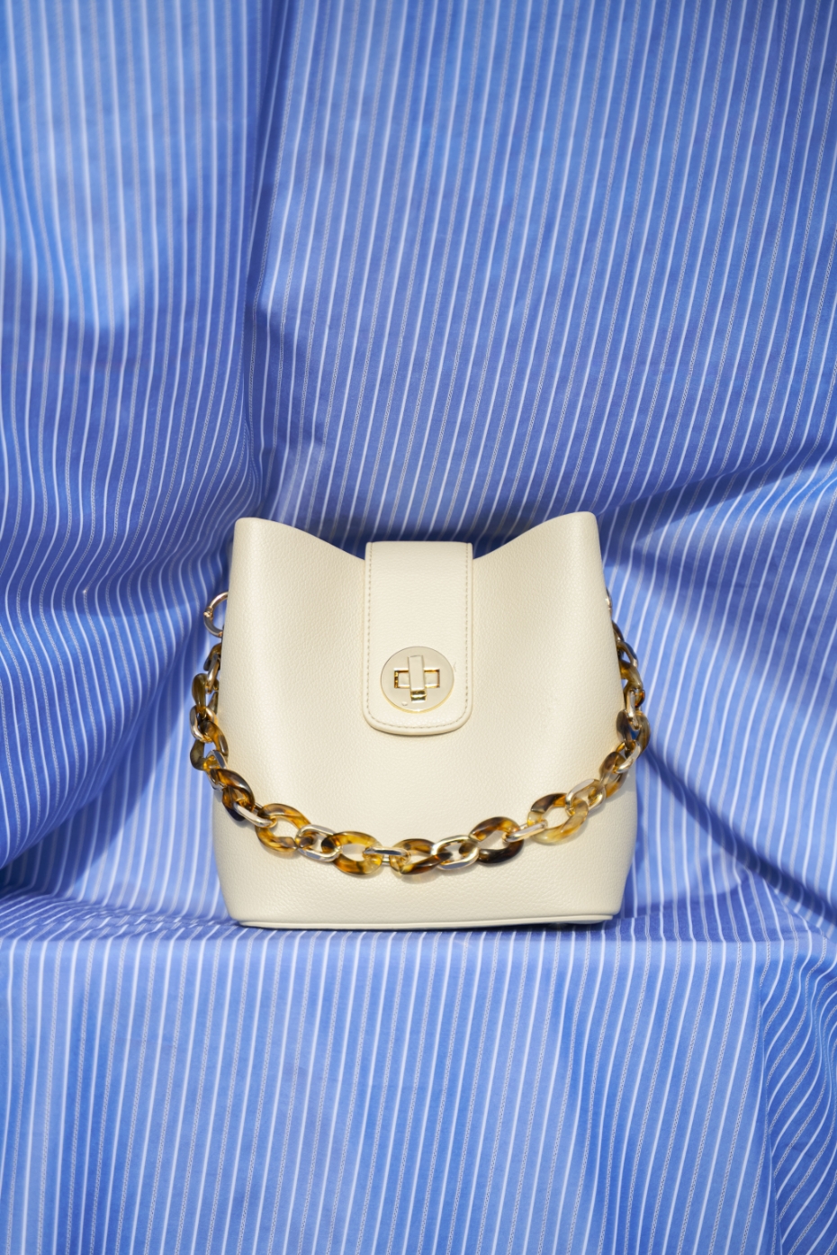 バックルデザインバケツバッグの画像