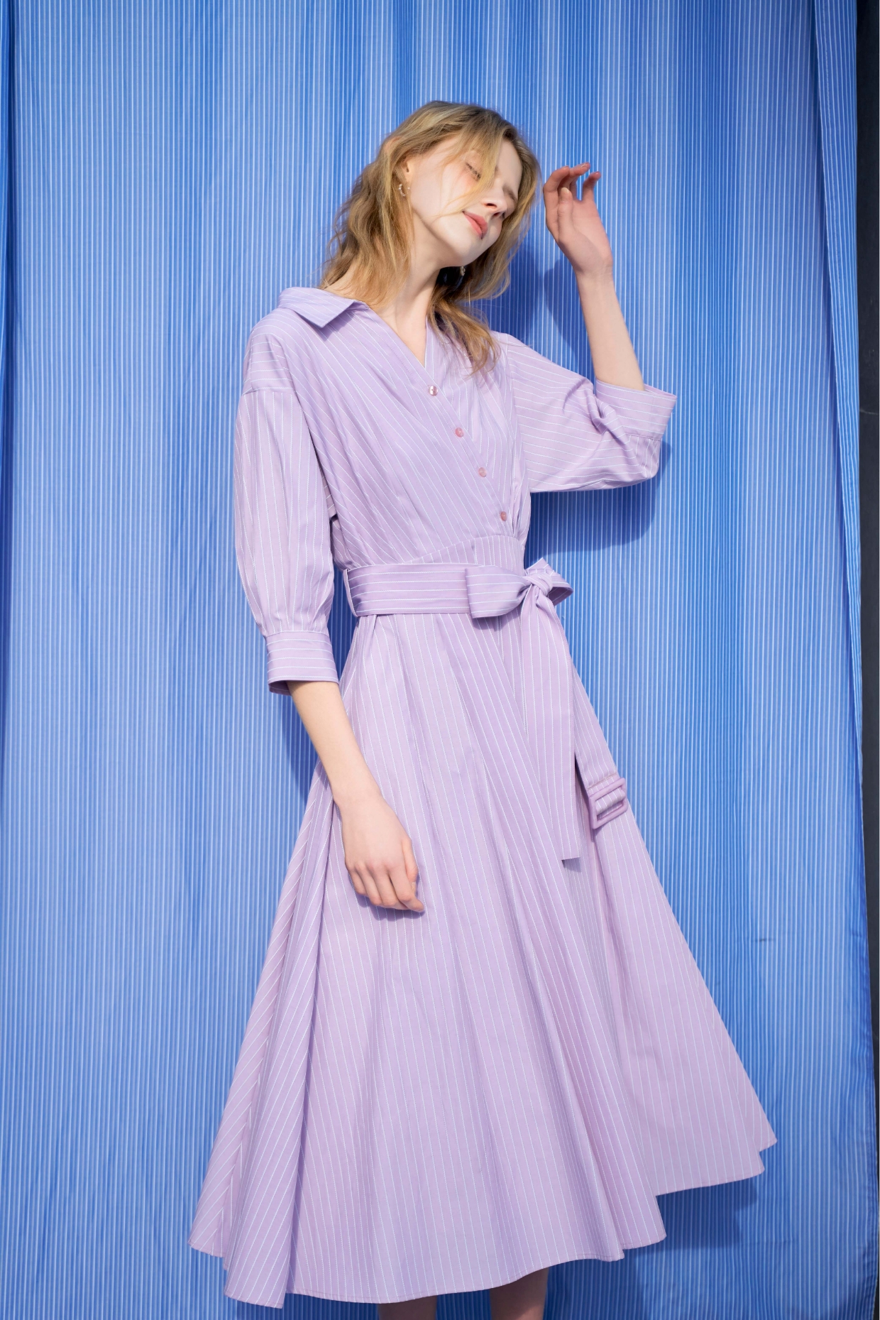 カシュクールウエストリボンワンピース・スクエアビットローファーを着用した女性