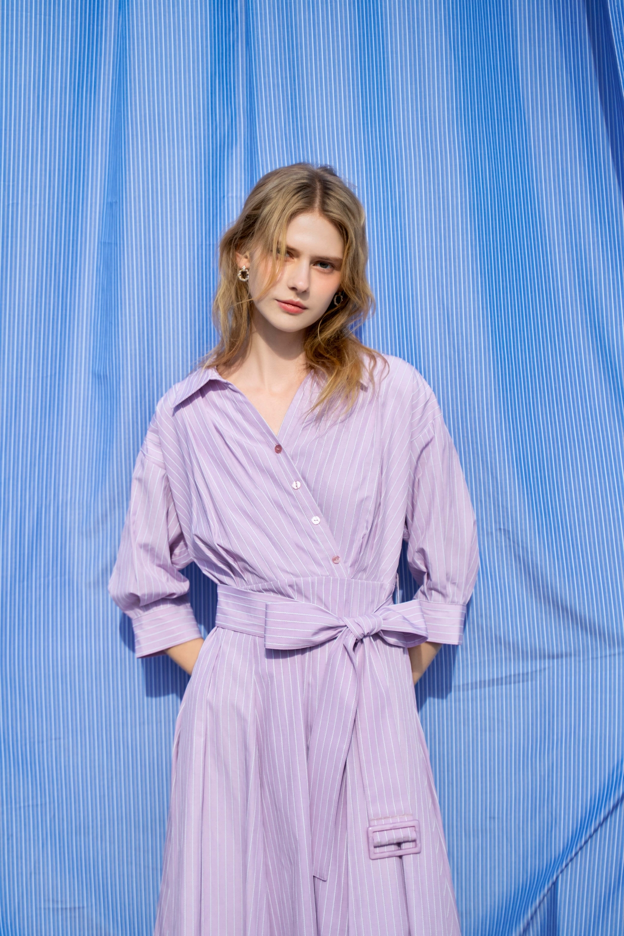 カシュクールウエストリボンワンピース・スクエアビットローファーを着用した女性