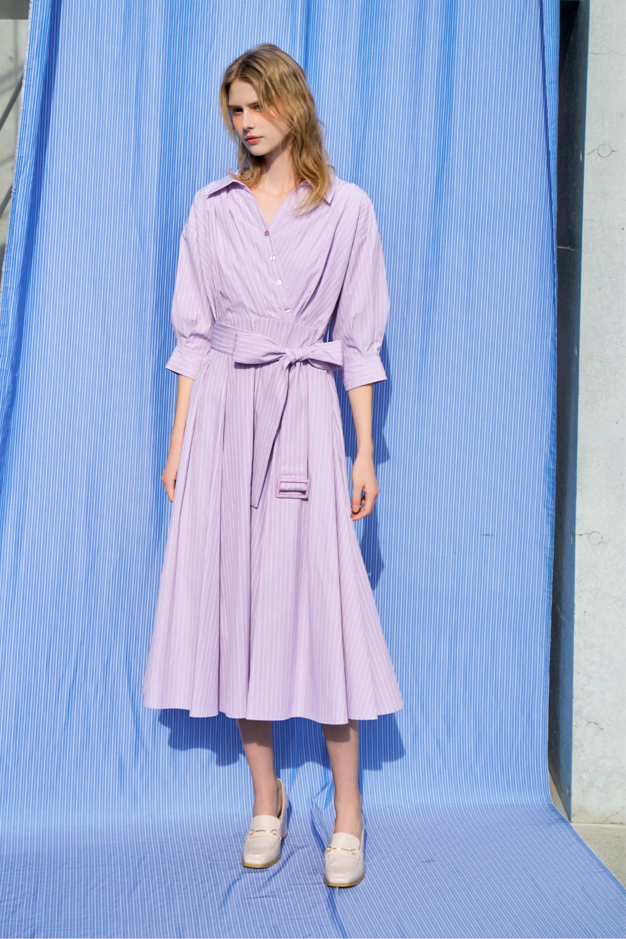 カシュクールウエストリボンワンピース・スクエアビットローファーを着用した女性