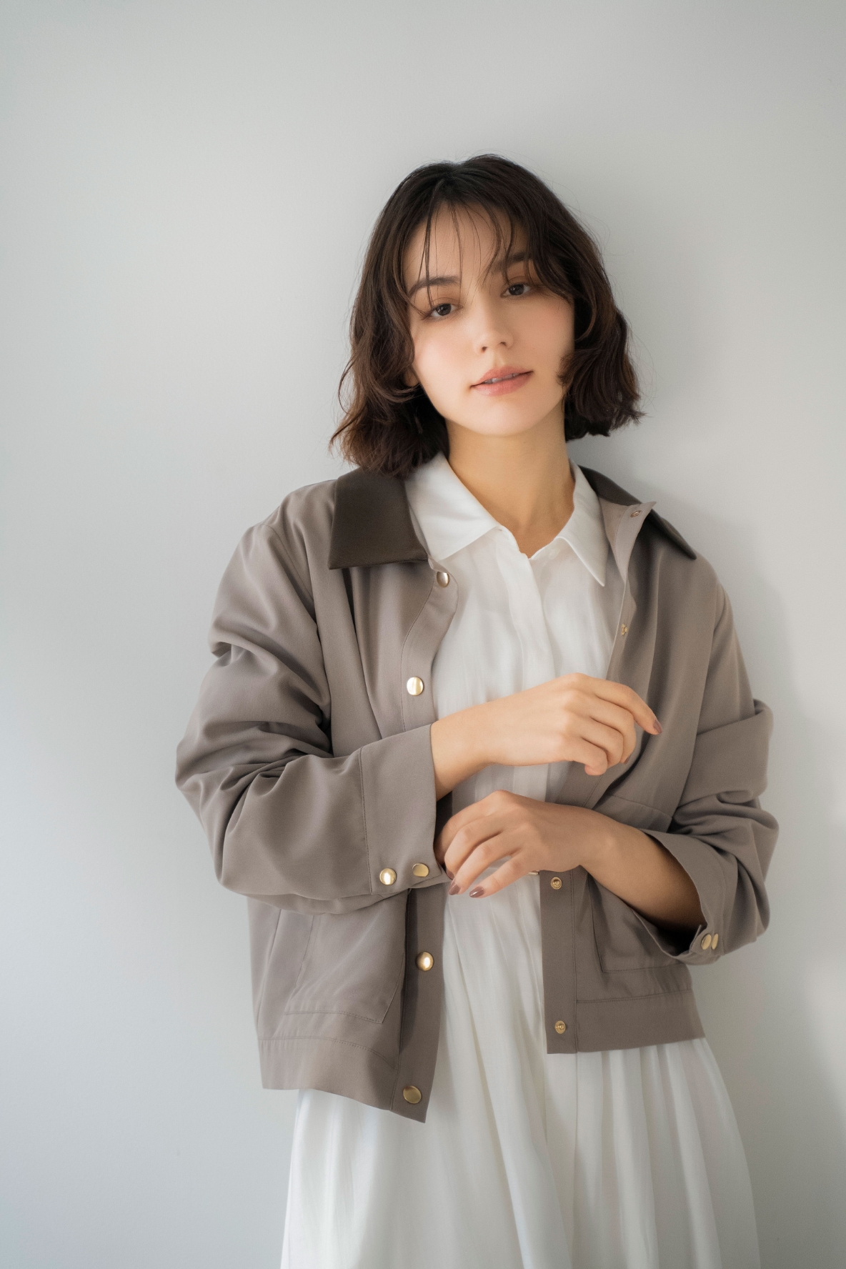 アウトポケットブルゾン・シアーシャツワンピースを着用した女性の画像