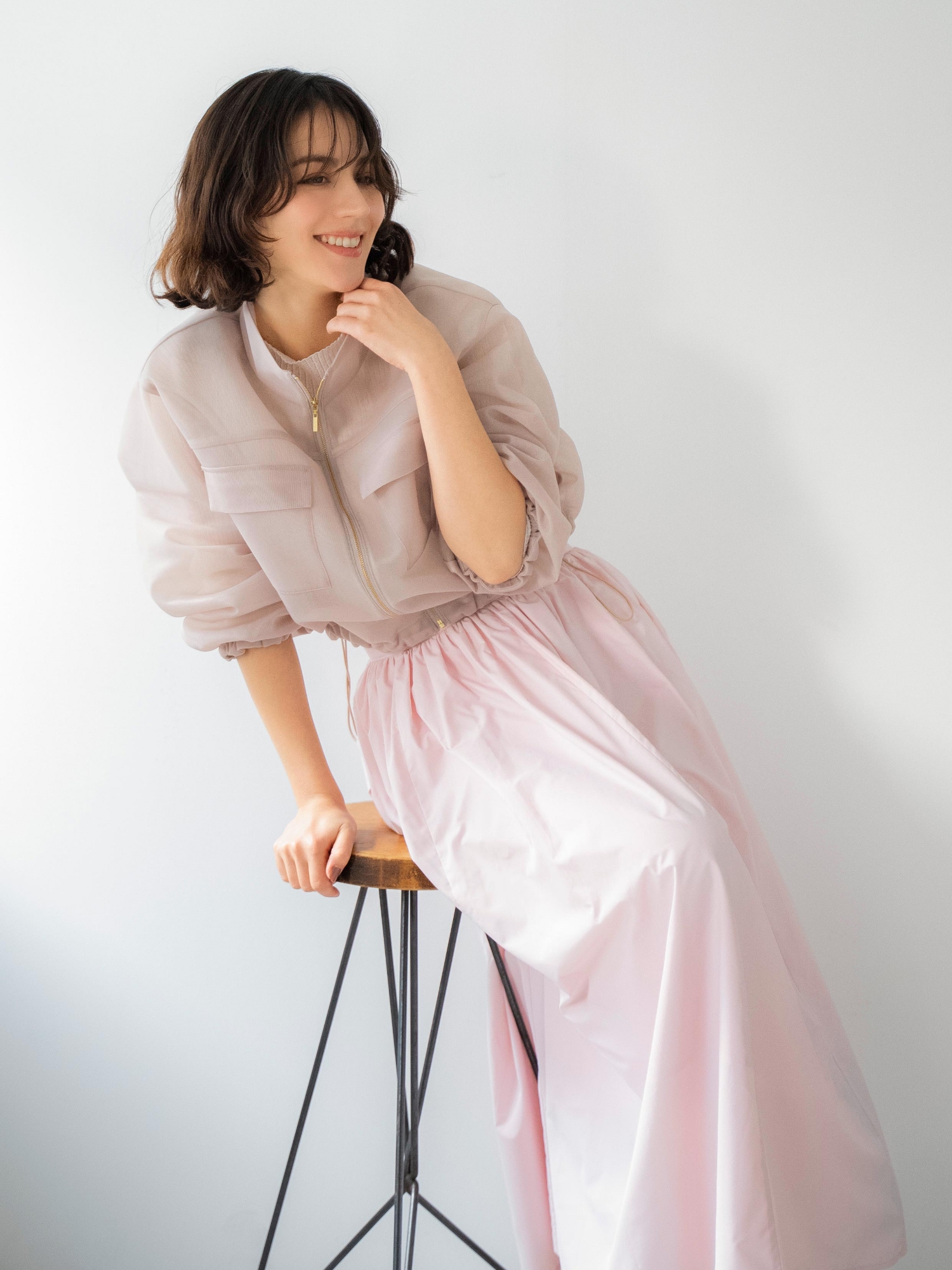 シアーダンボールブルゾン・シアーハイネックニット・アソートギャザーフレアスカート・スクエアビットローファーを着用した女性の画像