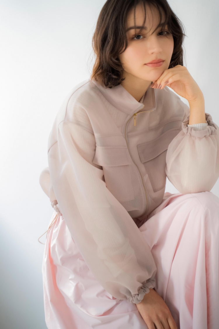 シアーダンボールブルゾン・シアーハイネックニット・アソートギャザーフレアスカートを着用した女性の画像