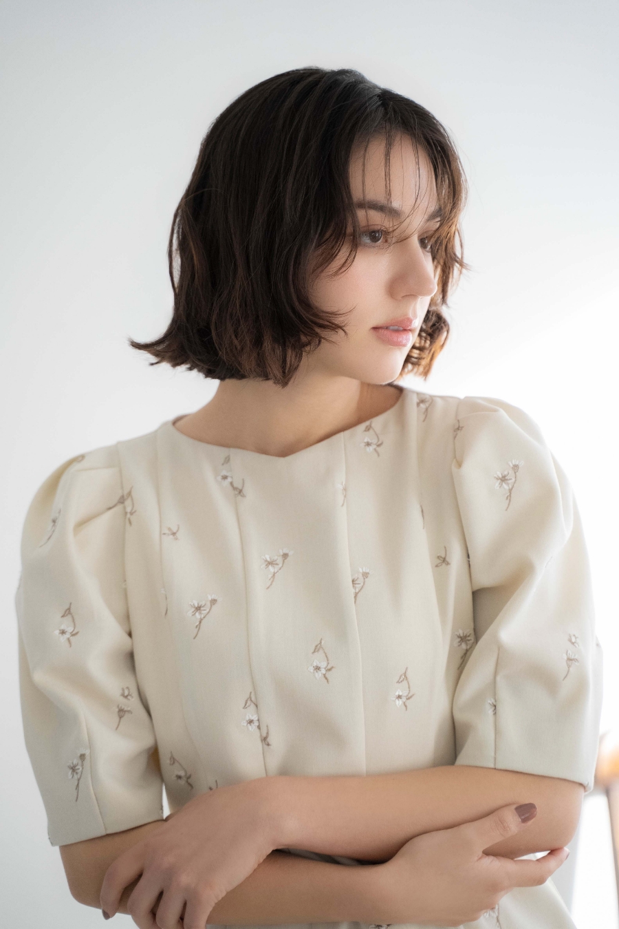 フラワー刺繍ブラウスを着用した女性の画像