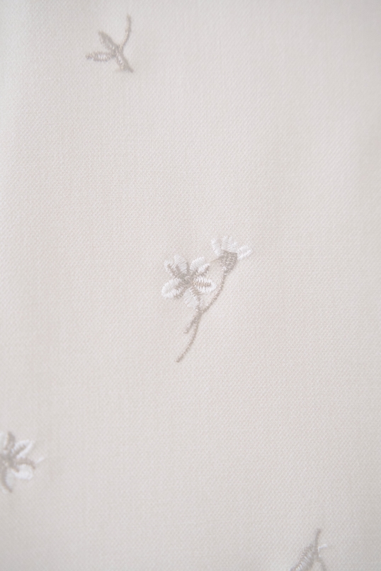 フラワー刺繍ブラウスのアップ画像