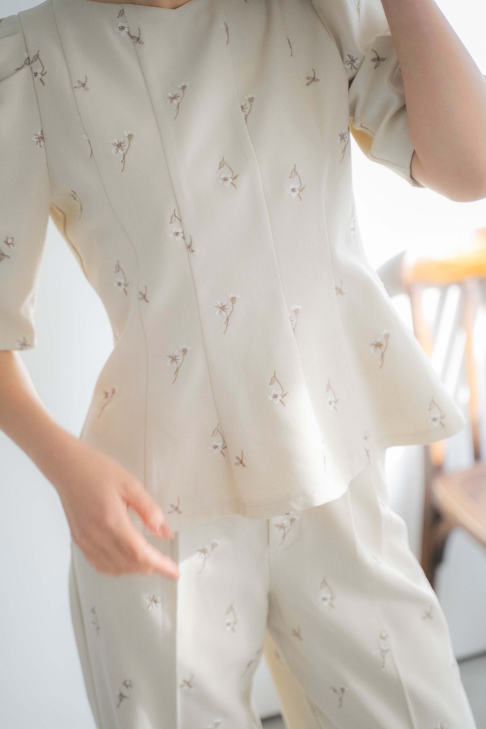 フラワー刺繍ブラウスを着用した女性の画像