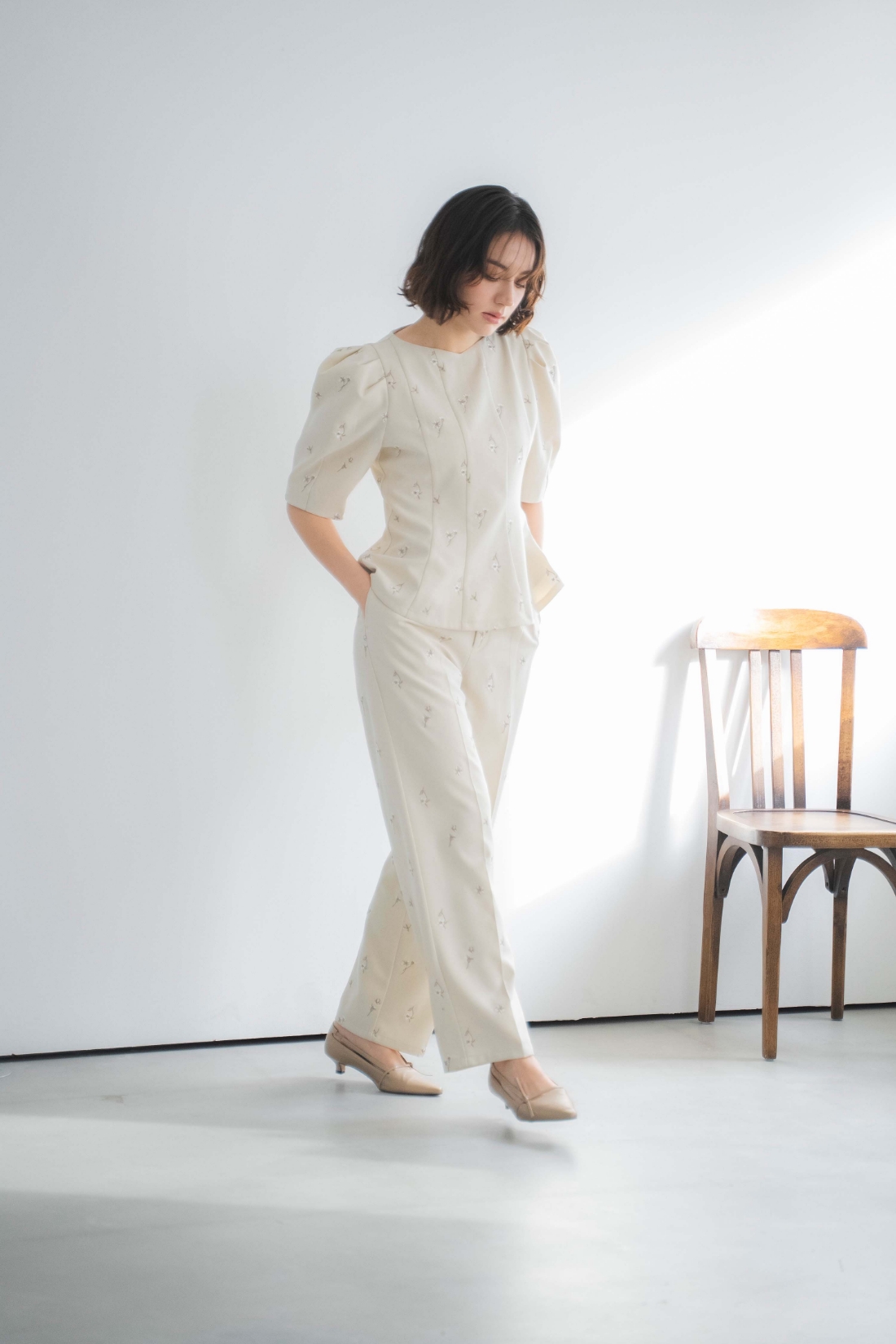 フラワー刺繍パンツを着用した女性の画像