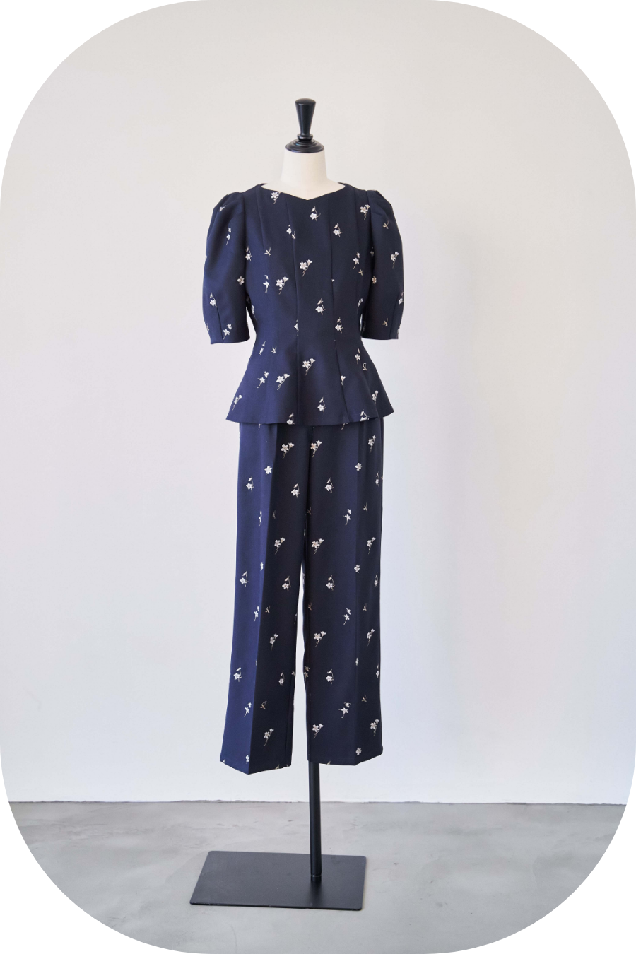 フラワー刺繍ブラウス・フラワー刺繍パンツを着用したトルソーの画像