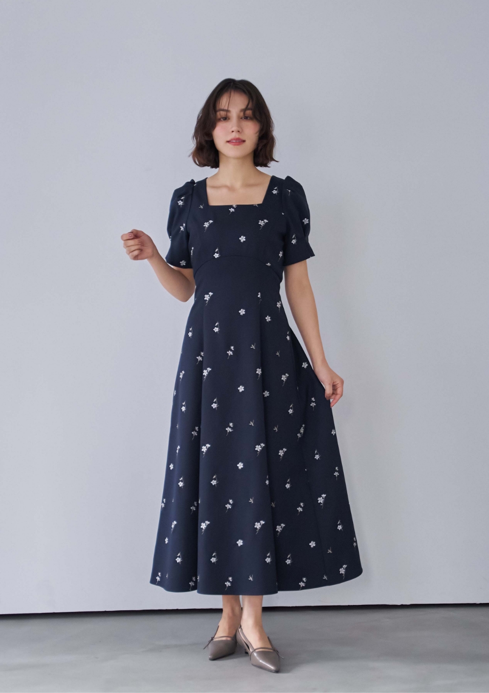 フラワー刺繍ワンピースを着用した女性の画像