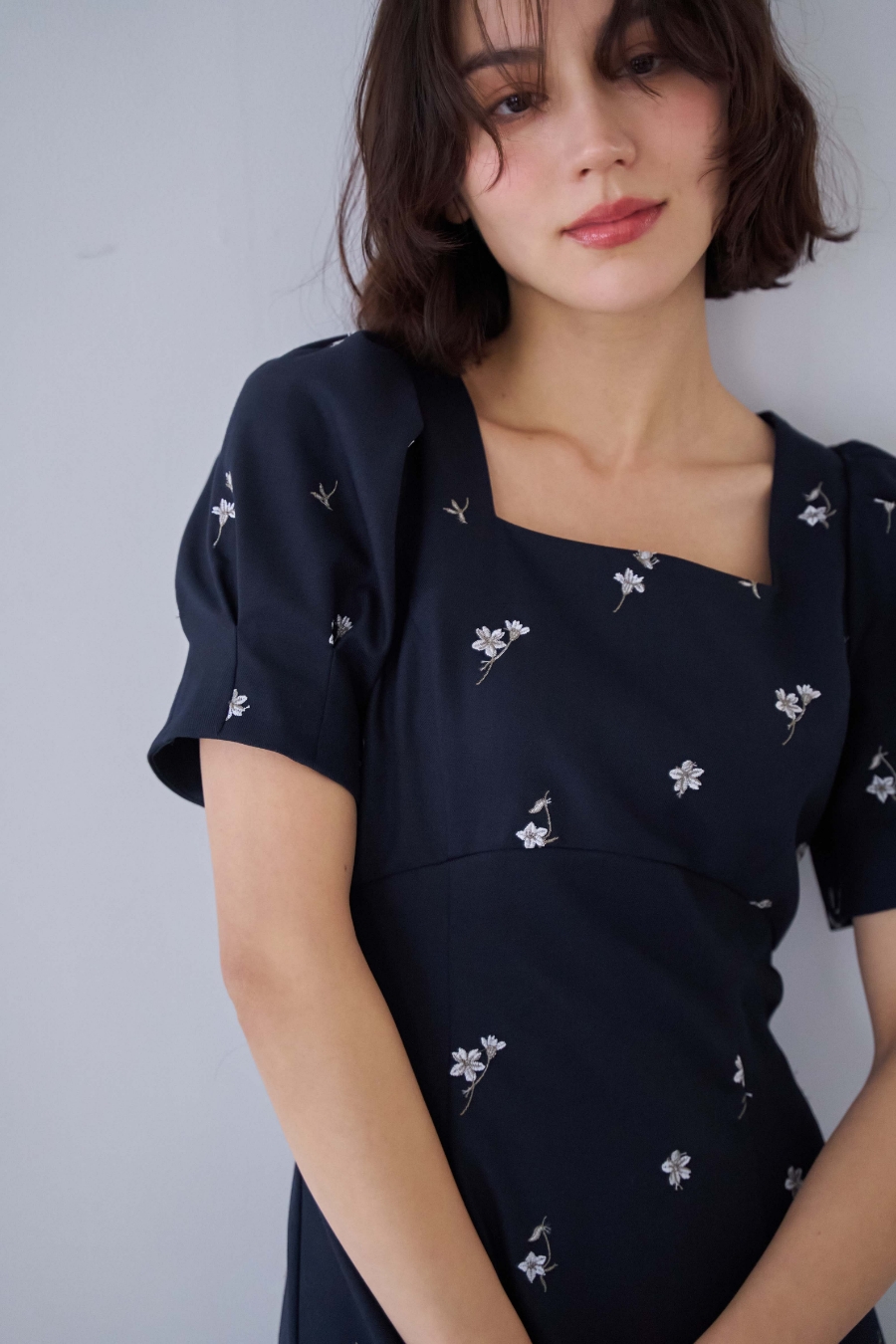 フラワー刺繍ワンピースを着用した女性の画像