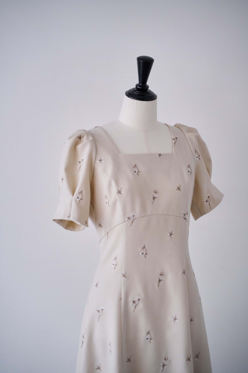 フラワー刺繍ワンピースを着用したトルソーの画像