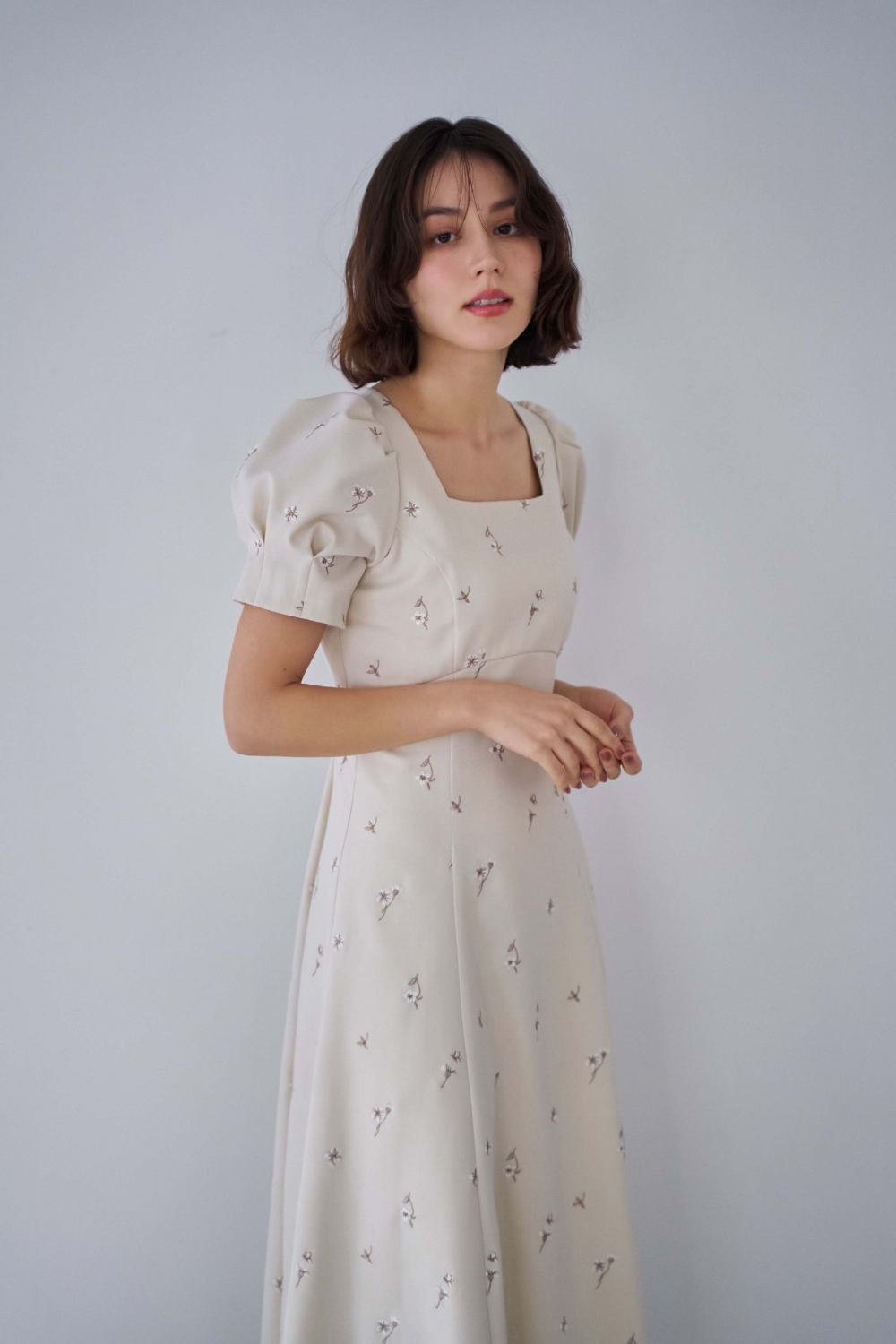 フラワー刺繍ワンピースを着用した女性の画像